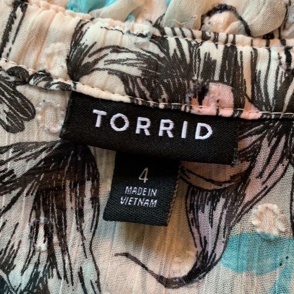 3-$30 Torrid size 4 long sheer floral top - Picture 4 of 5